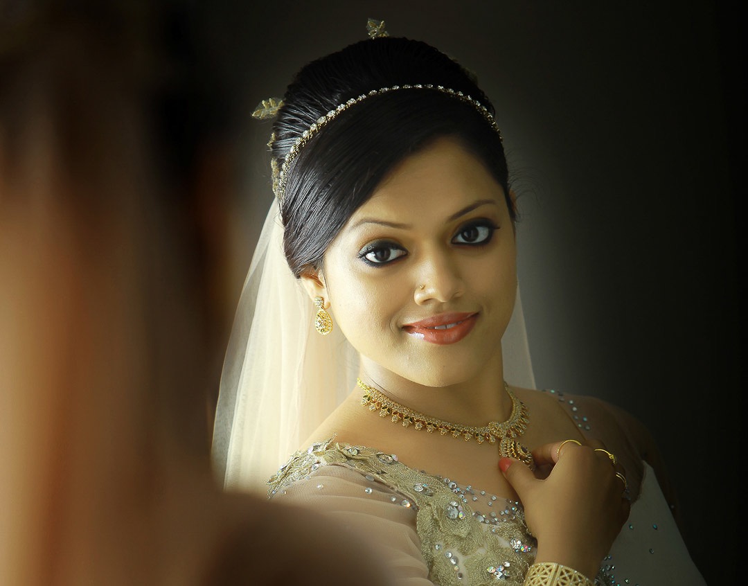 kerala christian wedding photographer captures the beautiful picture of bride in white dress